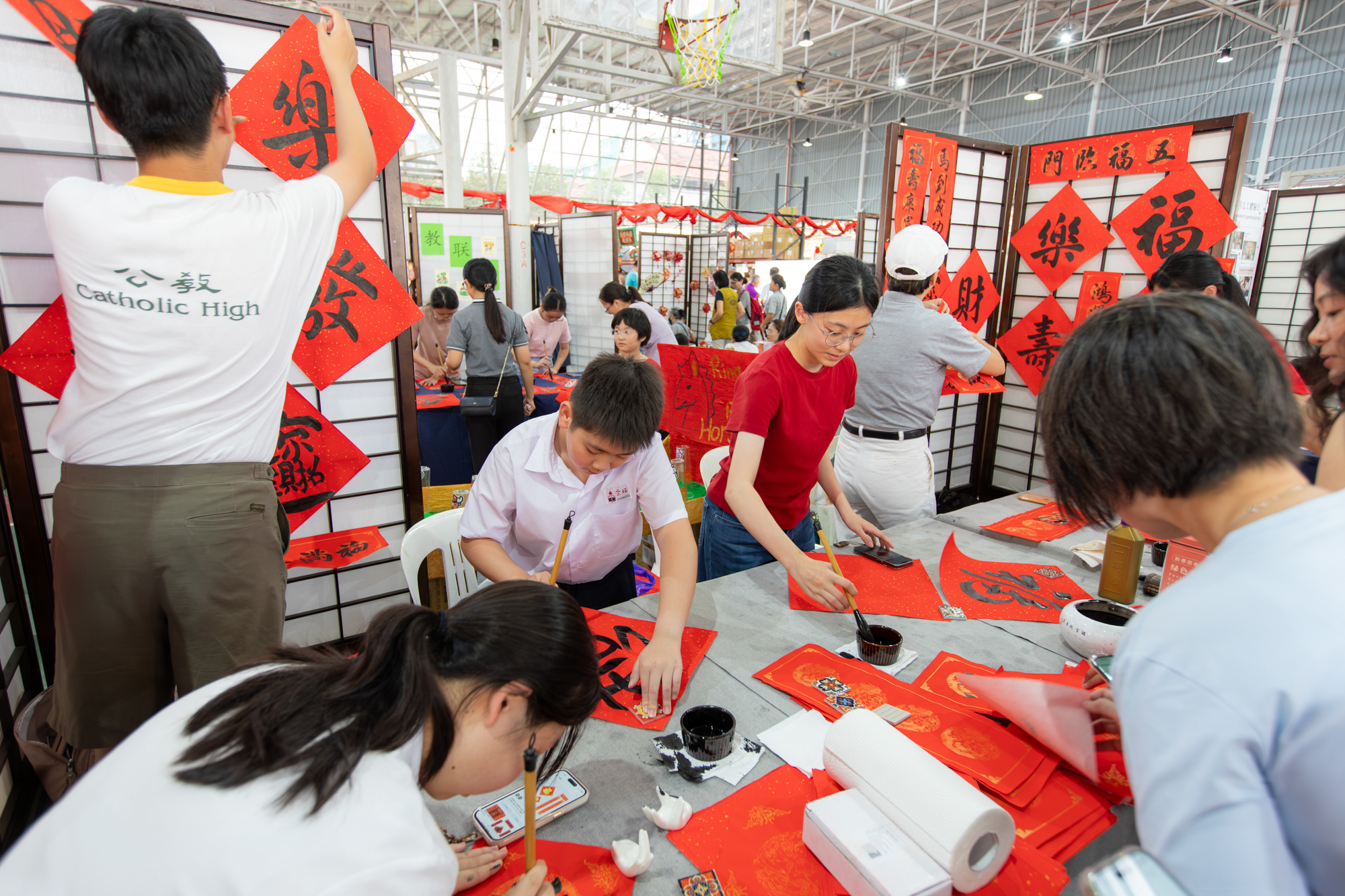 Members of the public could choose and purchase spring couplets on-site, bringing home their New Year wishes. (Photo by Khor Kim Seng) 
