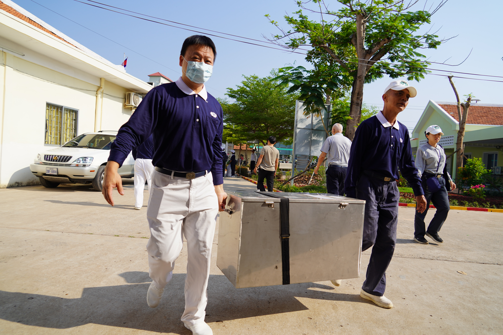搬运时需格外小心，尤其是医疗器具，以确保医疗服务顺利进行。摄/ 潘晓彤