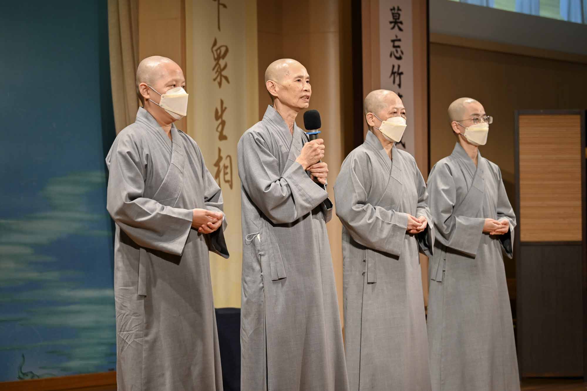 圆缘时刻，由德师父代表给予新加坡分会志工爱的勉励。摄/ 潘宝通