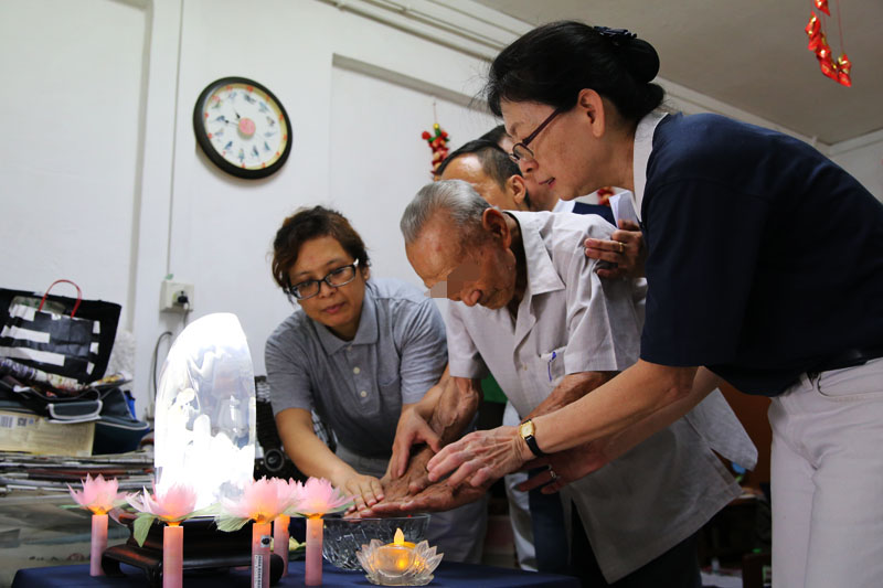 阿伯虔诚一念心 浴佛接花香