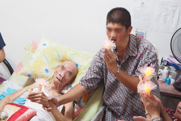 让我牵起您的手 虔诚浴佛接花香