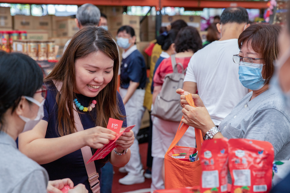 Thousands Enjoy Themselves at Tzu Chi Festive Charity Fair
