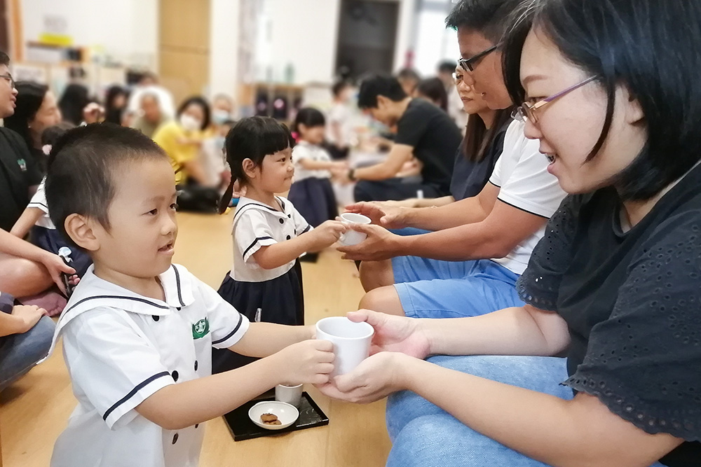 Children Show Love to Their Parents through a Heartwarming Tea Ceremony