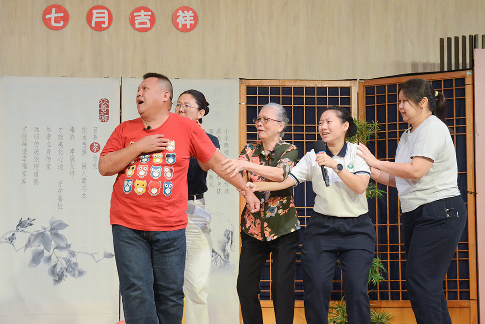 Lively and realistic, the short play depicts real scenes in life that resonates with the audience. (Photo by Tan Sam Ba)