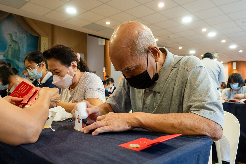岁末在即 赶制六千份祝福
