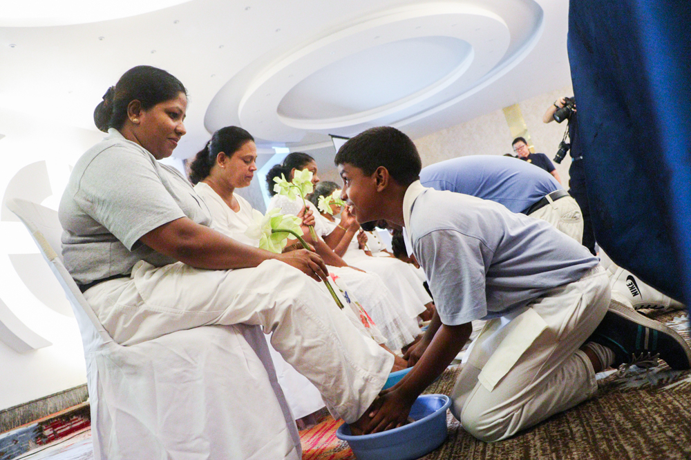 Participants Touched by the Heart-warming Buddha Bathing Ceremony in Sri Lanka