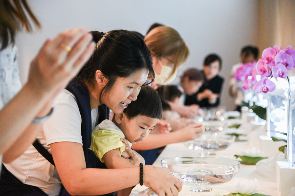 Public Joins in Buddha Bathing Ceremony to Cleanse Minds and Honour Parents