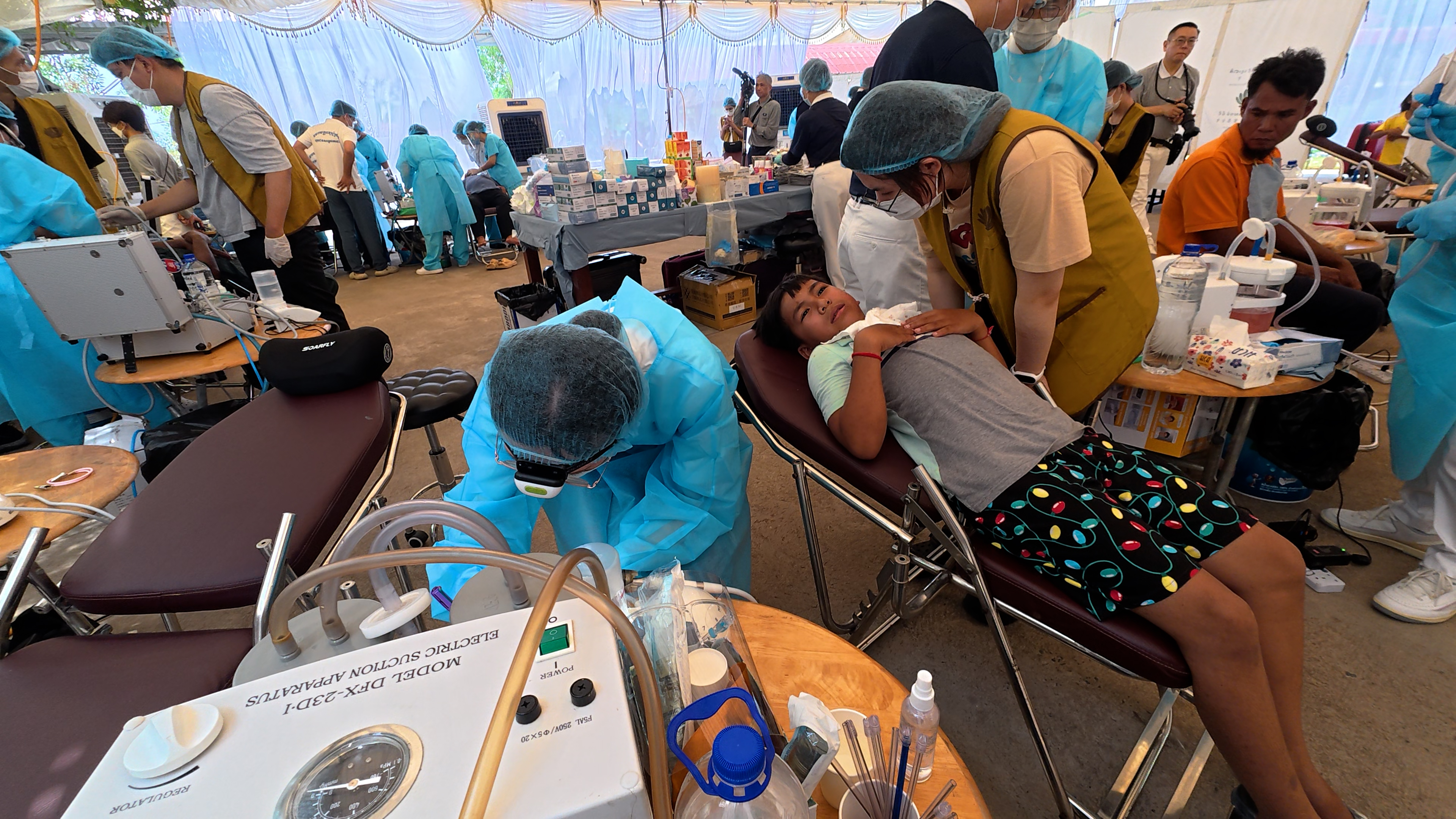 义诊首日人潮涌现  医疗服务走进偏远社区